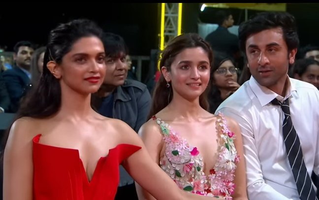 BiraDeepi8's tweet photo. Rk be like "Bin tere, bin tere, bin tere..............
Koi khalish hai hawayon mein bin tere🎵🖤
#RanbirKapoor
#DeepikaPadukone
#AliaBhatt #RanveerSingh #KatrinaKaif #SalmanKhan #SRK #HrithikRoshan #KiaraAdvani https://t.co/NB5gm0OMhh