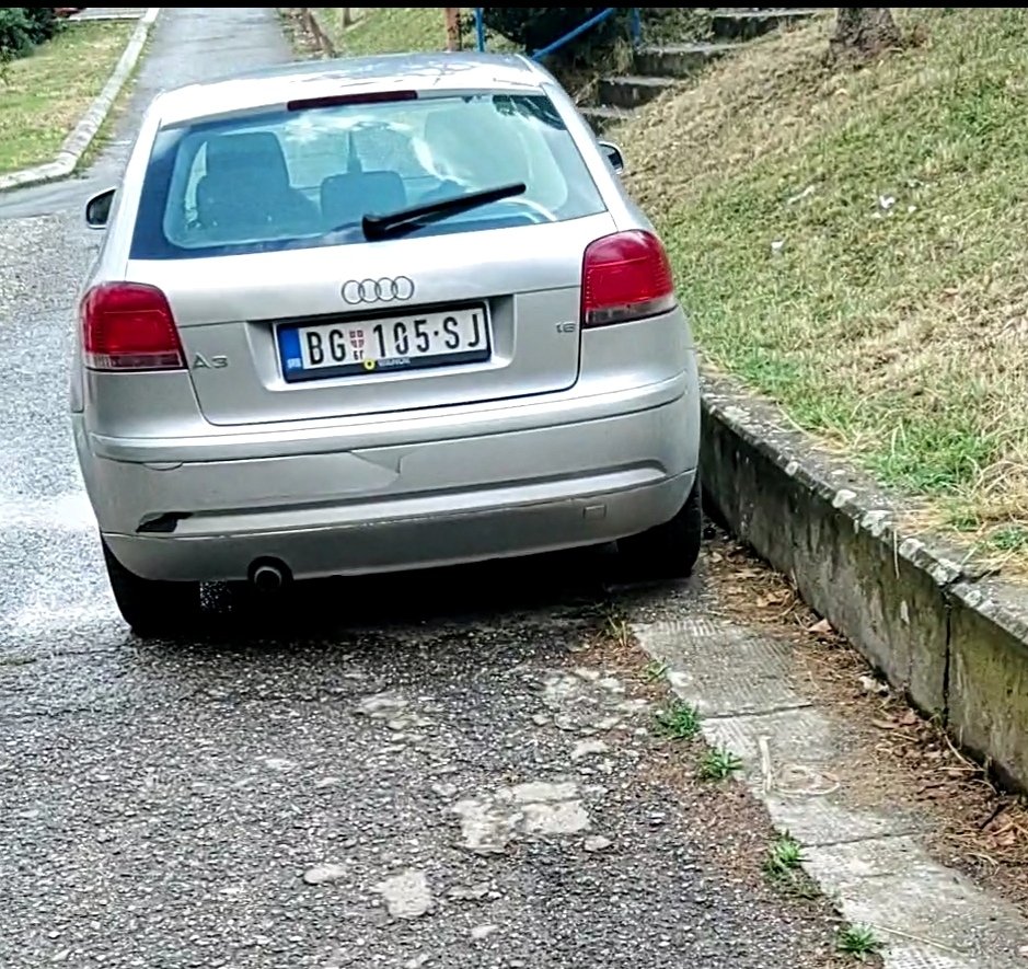 LazarevacWatch's tweet photo. @prijavi_problem GO #Lazarevac Veljka Vlahovića br.34 blokiran požarni put i prilaz stepenicama za pešačku komunikaciju kroz naselje, parkiranim vozilima .@prijavi_problem https://t.co/7CipKZhohb