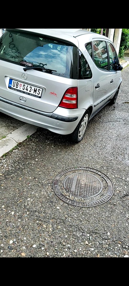 LazarevacWatch's tweet photo. @prijavi_problem GO #Lazarevac Veljka Vlahovića br.34 blokiran požarni put i prilaz stepenicama za pešačku komunikaciju kroz naselje, parkiranim vozilima .@prijavi_problem https://t.co/7CipKZhohb