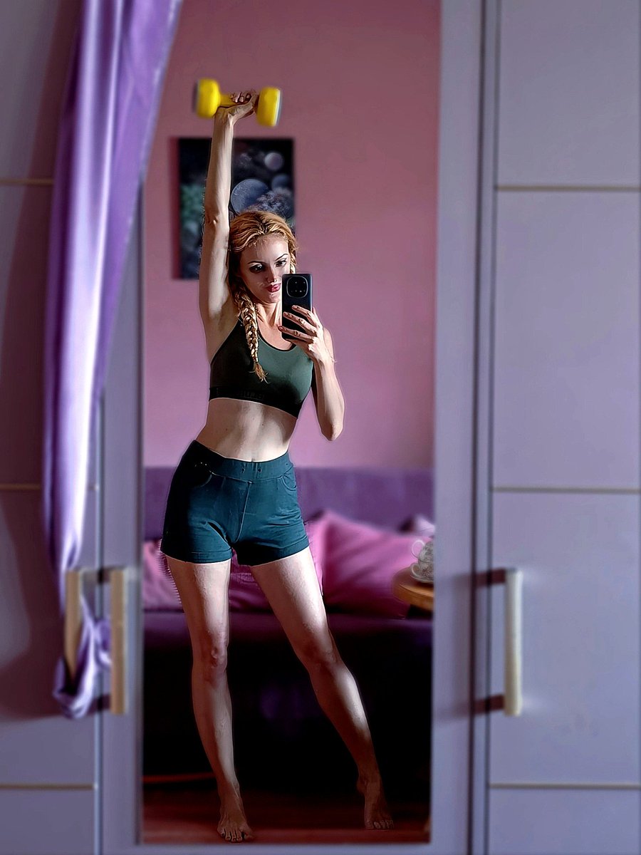 NellyMonk1's tweet image. Took a moment to breathe and move my body a bit ( not that heavy weights but it s enough to feel my body more deeply through exercise 🏋️)
Later, writing my new Dream journal, rehearsing songs na upcoming gigs in my keyboards and seeing my friend at evening 🌆 
#exercises #NewDAy