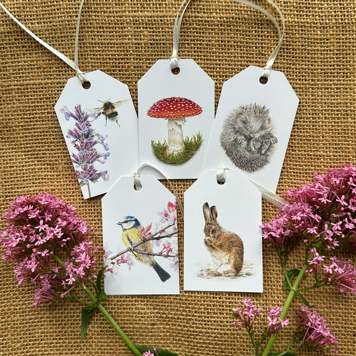 Happy Monday all! It’s a drizzly, windy one here on the coast, as I’m sure it is for a lot of the country today. 
It’s post day tomorrow though so you can always cheer yourself up with something pretty from my shop!
All orders are so hugely appreciated 💛

annahamiltonart.com/products