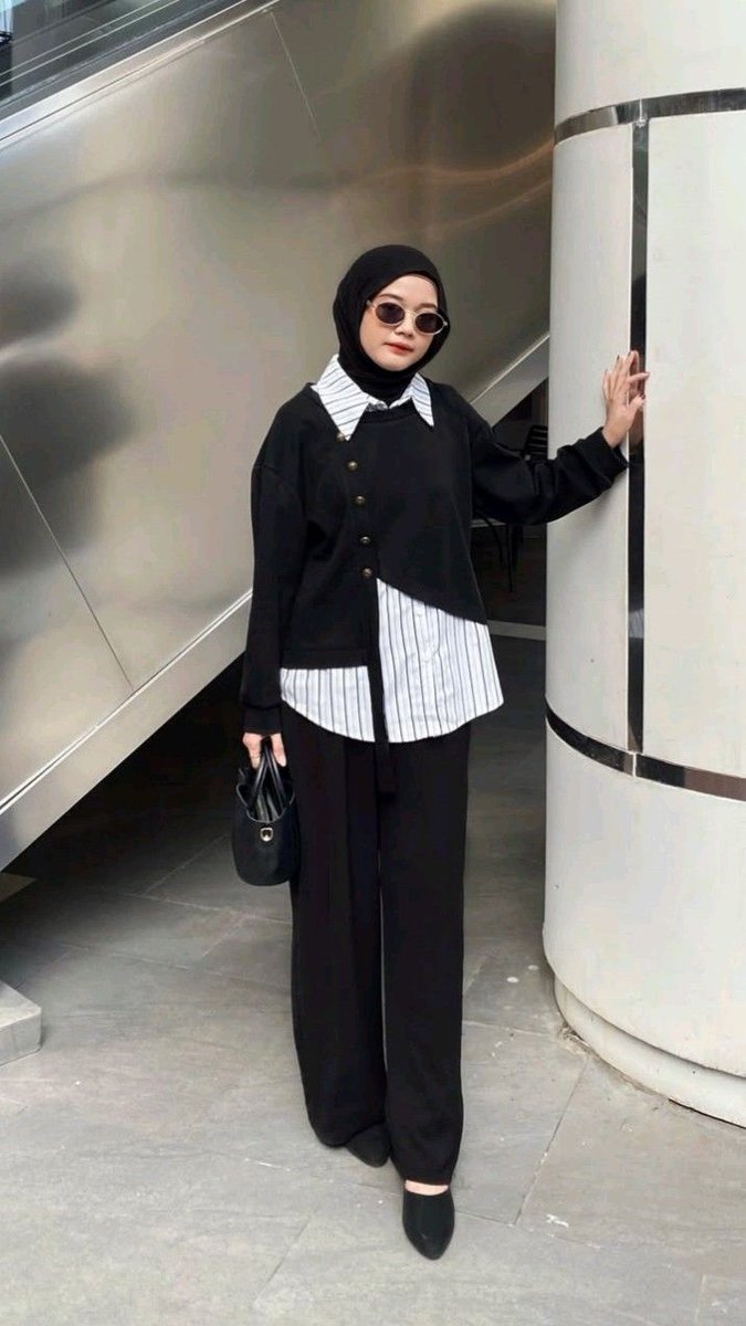 Kiranaootd's tweet photo. Mix and match? Nggak... ini outfit hasil kompromi antara nyetrika sama mager. 😅🧺✨

Blouse➡️https://t.co/aghXv13is3
Celana➡️https://t.co/3SvhwG0vWK https://t.co/Hj3jDNRYYS