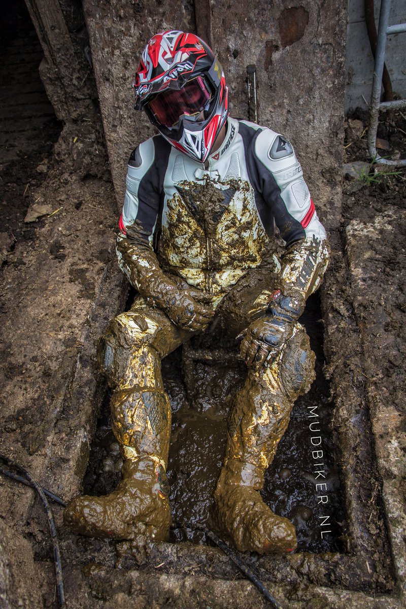 Chilling above the dirty bath... 😏😈🐄💩

#Manure #Dirty #Dainese #Leathers #Gear #Slurry #Cowshit #Gülle #Guelle #Helmet #Airoh #Aviator #Gloves #Smelly #MX #DirtyMX #Farm #DirtyFarm