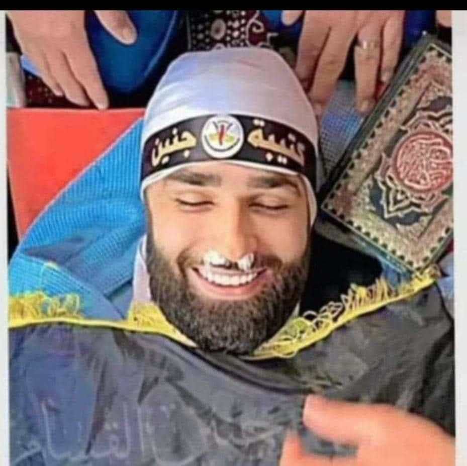 یا زینب کبرا
یا #فاطمة_الزهرا
یا سیدالشهدا
این شهید بزرگوار هنگام ورود به بهشت چشمش به سینه‌های بلورین و برجسته حضرت فاطمه افتاد و خنده بر لبانش جاری گشت. 
#حیدعرررر
#ریدم_تو_اسلام