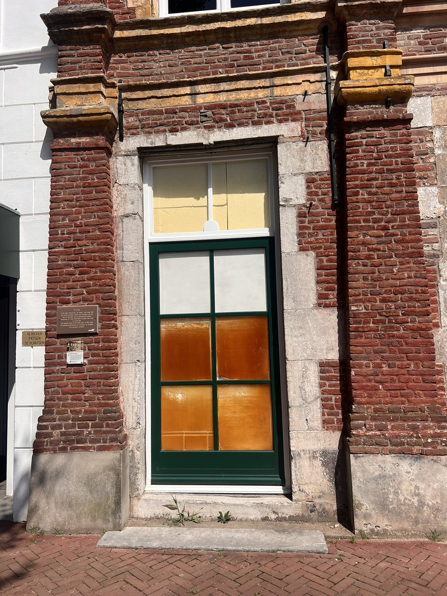 Toch jammer <a href="/wonenlimburg/">Wonen Limburg</a> dat dit historische pand aan de Korenmarkt in #Weert d’n Engel zo een voordeur heeft
