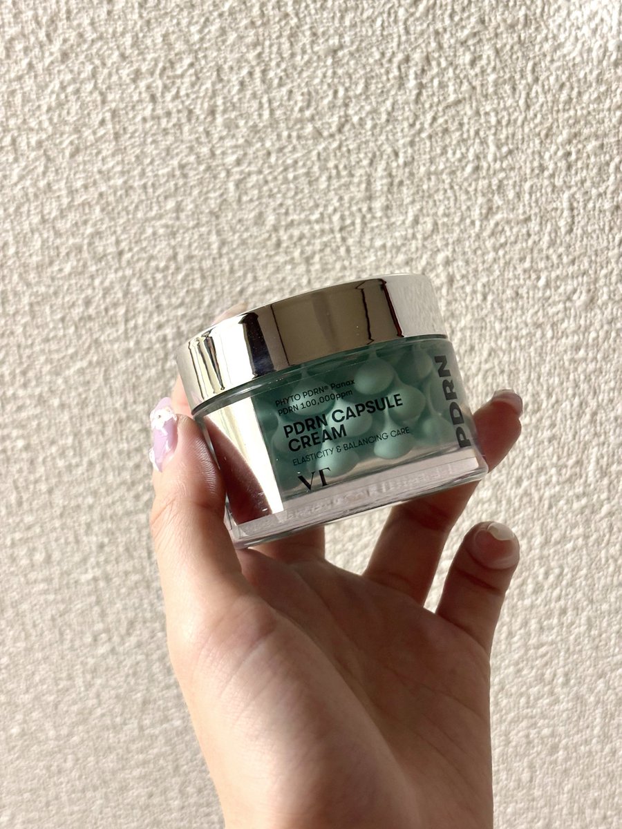 これを冷蔵庫で冷やしてメイク前に使うと、冷房に晒され続けても、パウダーを重ねまくっても、日焼けで肌が荒れていても、メイクが崩れなかった…！寝る前に塗れば、翌朝の化粧ノリが抜群になる。メガポ前に買ったので、今日Qoo10で更に買い足す予定です🫶🏻
#薄肌共有