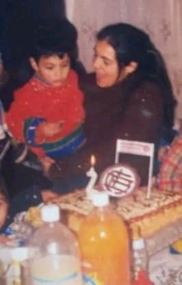 KorteGrana's tweet photo. Un día como hoy hace 26 años atrás el CM de esta cuenta cumplía años...

(la última vez que festejé un cumple) https://t.co/rsKsIrgo4B