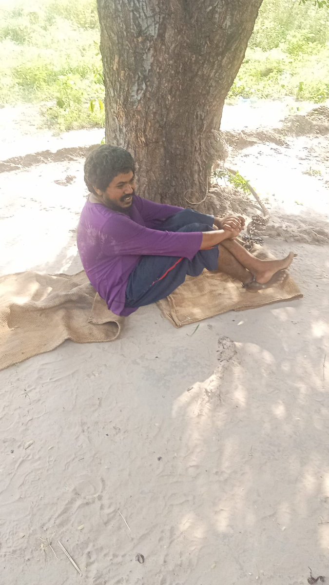 जंजीरों में जकड़ा मुकेश मेघवाल, परिवार ईलाज कराने में अक्षम 

#जालौर - उपखंड क्षेत्र रानीवाड़ा के गांव भाटवास निवासी मुकेश मेघवाल पुत्र श्री नथाराम मेघवाल मानसिक रूप से बिमार होने के कारण पिछले काफी समय से जंजीरों में जकड़ा हुआ है ! सरकारें एसी कई योजनाएं गरीबों के लिए चलाई जाती