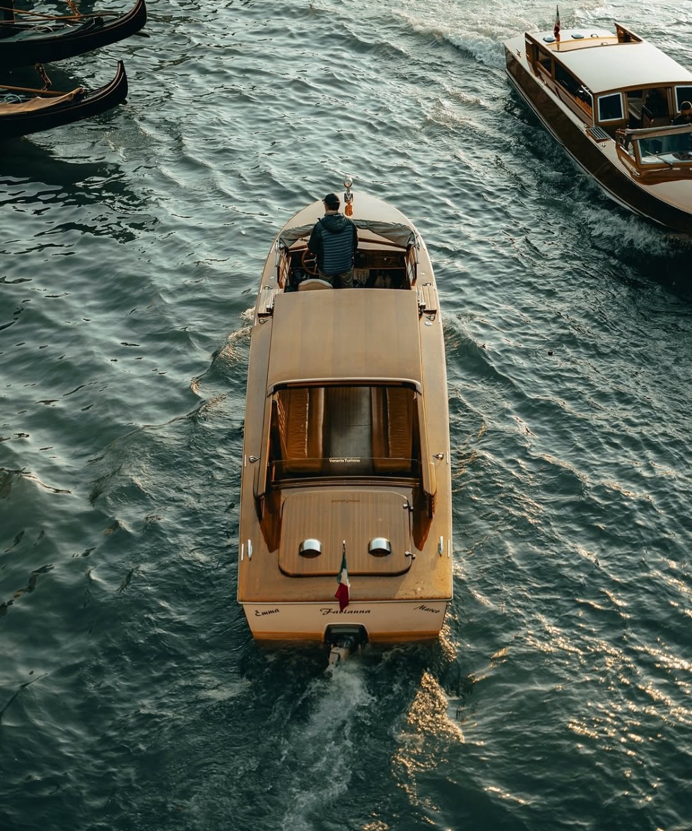 TselanaTravel's tweet image. TIMELESS VENICE
Au coucher du soleil, les canaux de Venise se parent d’une lumière apaisante. Les façades prennent des teintes chaudes, les reflets dansent à la surface de l’eau, et la ville semble ralentir.
☞ tselana.com/pays/italie/
#GoldenHour #VeniceCanals #SoftLight