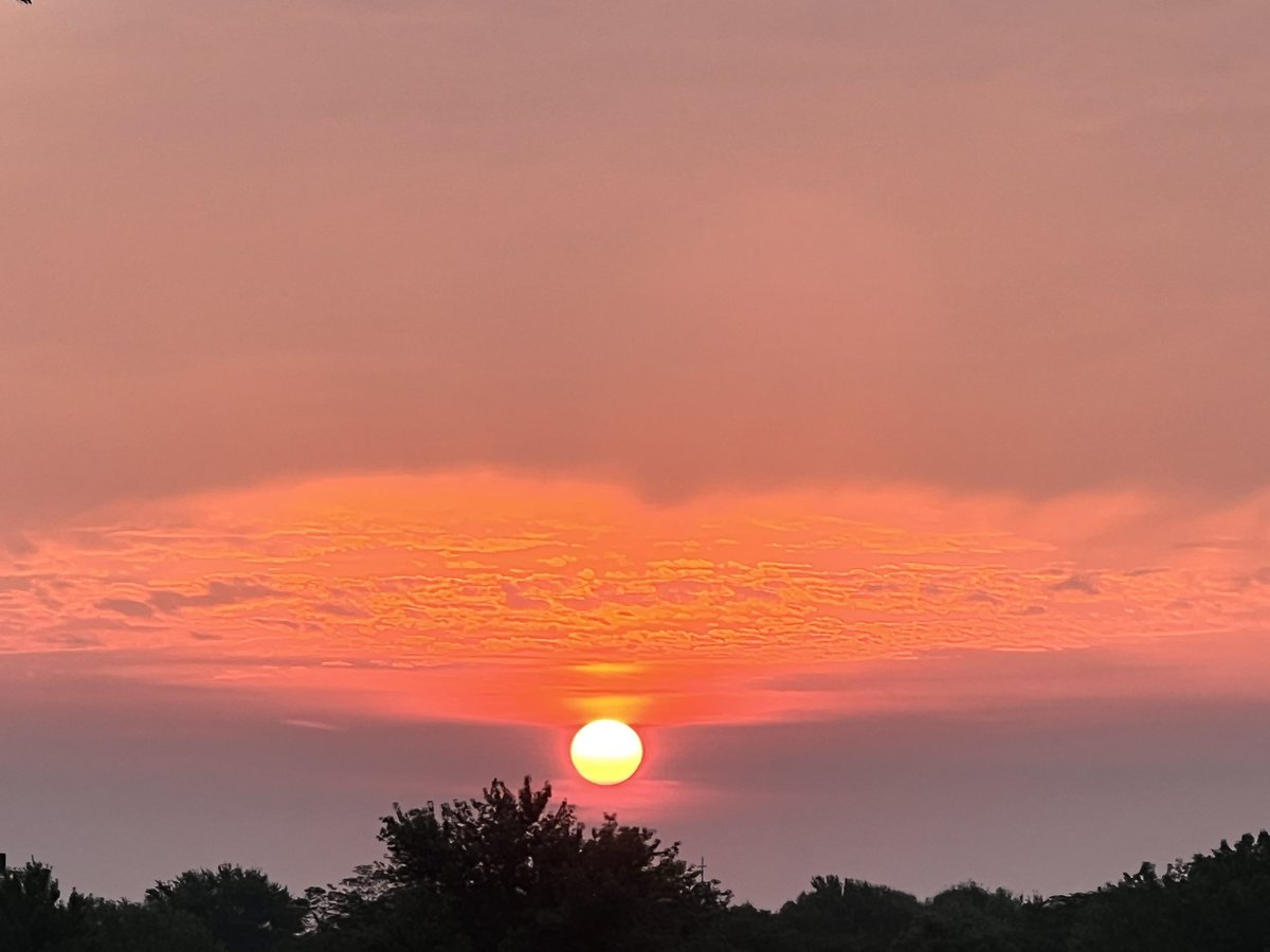 BWOdsm's tweet image. #sunrise has the sky on #fire over #dsm #iawx @WXMegs @dkoellerwx @ChrisKuball @dsmwx @JSydejkoKCCI @JeriannWX @NWSDesMoines @accuweather @IowaEverywhere