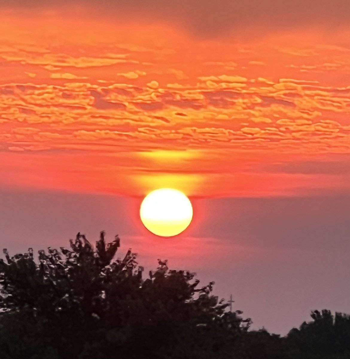 BWOdsm's tweet image. #sunrise has the sky on #fire over #dsm #iawx @WXMegs @dkoellerwx @ChrisKuball @dsmwx @JSydejkoKCCI @JeriannWX @NWSDesMoines @accuweather @IowaEverywhere