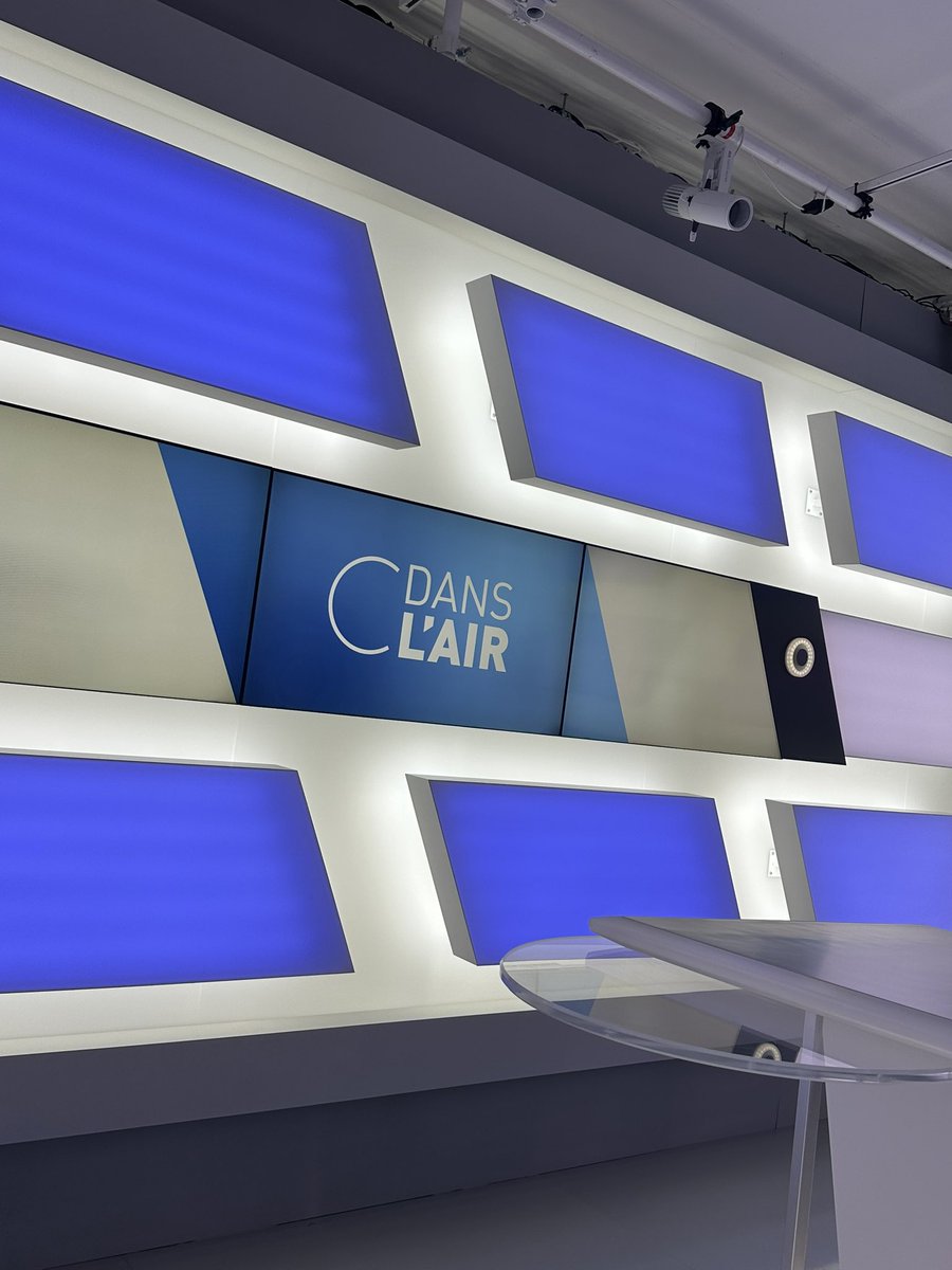 Salhia Brakhlia (@salhiabrakhlia) on Twitter photo Hâte de vous retrouver ce soir dans <a href="/Cdanslair/">C dans l'air</a> 🤗 Hâte de vous retrouver ce soir dans <a href="/Cdanslair/">C dans l'air</a> 🤗