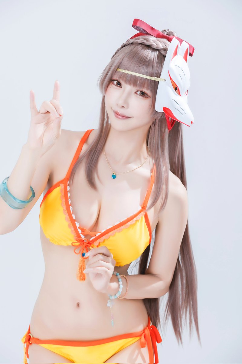 桐生美也の水着スタイルが登場中！🏖  
和の要素を取り入れた、オレンジ色の水着がとってもかわいい( *ˊᵕˋ*)🍊𓈒𓏸

違う写真もアップしていくので、  
コミケ当日まで一緒に楽しんでもらえたら嬉しいです！
#ヘブバンアニバーサリー #PR