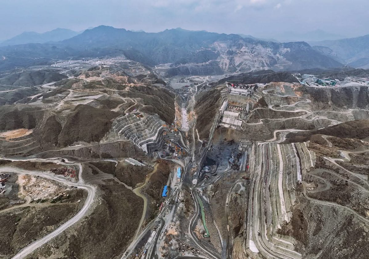developingpak's tweet image. 𝐏𝐫𝐨𝐠𝐫𝐞𝐬𝐬 𝐢𝐧 𝐌𝐨𝐭𝐢𝐨𝐧—𝐀 𝐕𝐢𝐞𝐰 𝐟𝐫𝐨𝐦 𝐀𝐛𝐨𝐯𝐞!

 These breathtaking aerial views of the Mohmand Dam site capture the scale, complexity, and ambition of one of Pakistan’s most significant hydropower projects.

© Energy China Pakistan 

#MohmandDam #AerialView