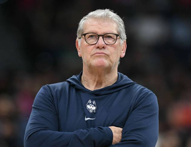 Geno Auriemma was asked: "What do you look for in a recruit?"

He named 4 things. They have everything to do with life - not basketball.

Simple, repeatable, and transformational.

Here's what they are and why they matter:🧵