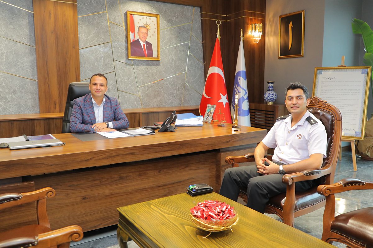 Şehrimize yeni atanan İlçe Jandarma Komutanımız J. Üsteğmen Mehmet Özbek, Belediye Başkanımız Sayın İbrahim Etem Kibar'a iade-i ziyarette bulundular.

Sayın Komutanımıza nazik ziyaretleri için teşekkür ediyor, yeni görevinde başarılar diliyoruz.