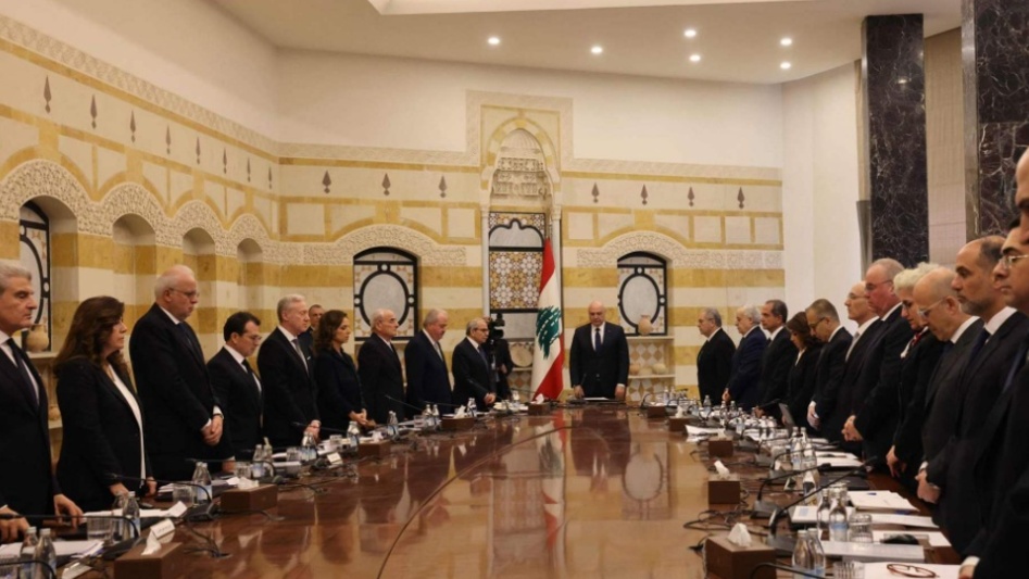على ما يبدو ستخرج جلسة مجلس الوزراء غداً أو "جلسة السلاح" بقرار بالإجماع حفاظاً على عدم الإنقسام والتشرذم في هذه المرحلة الصعبة
 ولكن على ماذا سيكون الإجماع؟  الله واعلم..!