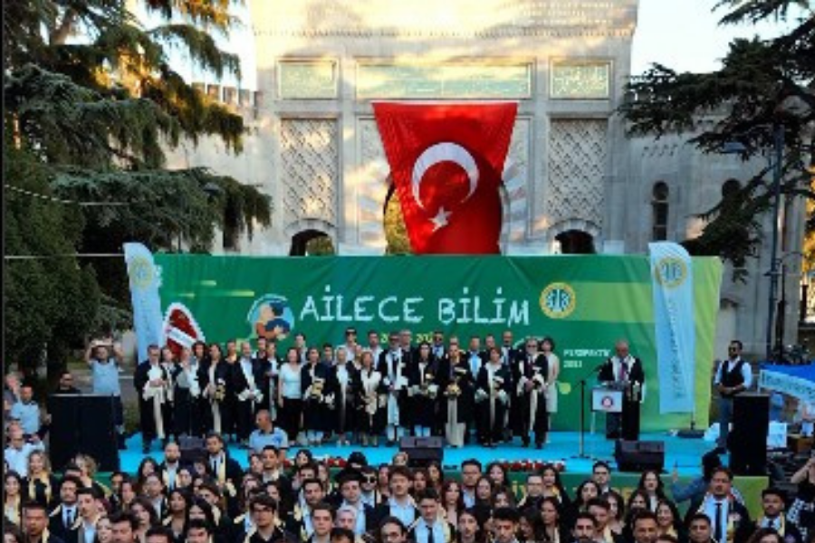 İÜ Felsefe öğrencisi bir kadın üniversite mezuniyetlerinin "Ailece Bilim" temasıyla gerçekleştirilmesine dair yazdı:

📨"Kutsal ailenizin de aile yılınızın da üniversitelerde yeri yok."
ekmekvegul.net/mektup/aile-yi…