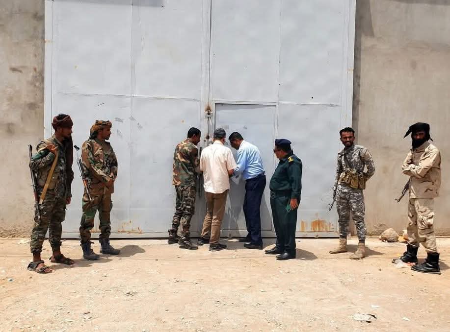 بالشمع الأحمر باي باي هيوله
إغلاق محلات هايل سعيد في شبوة.
من لم يرحم المواطن ليس، له رحمه من الله ومنا ولن يبيع ويتاجر بااهات ونواح المواطن المقلوب على أمره