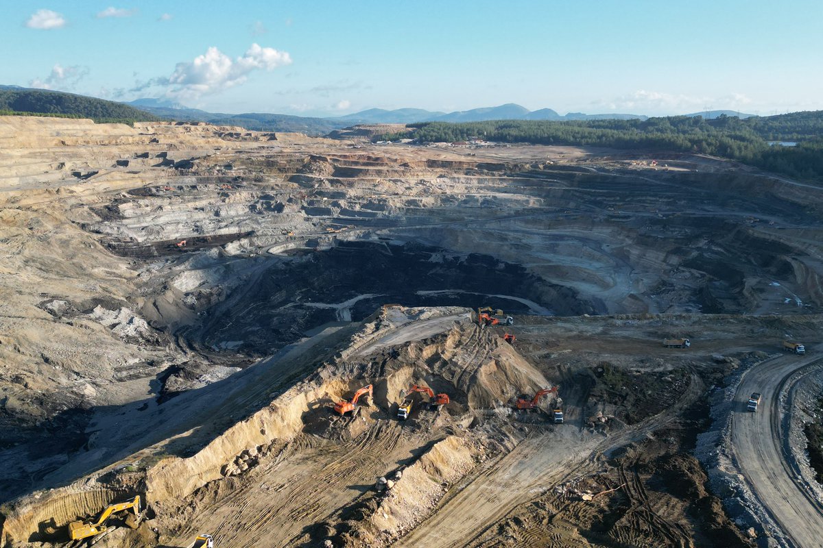 Limak ve İçtaş, “4 yıllık kömür var” diyerek Akbelen Ormanı’nı yok etti. 2 yılda 1 aylık kömür bile çıkaramadılar.

750 dönüm orman kesildi, köylü cop ve gazla susturulmaya çalışıldı. Kömür yok, orman yok, yargı sustu, şirket doymadı… 
#DirenAkbelen 👇🏽
evrensel.net/haber/552343/l…