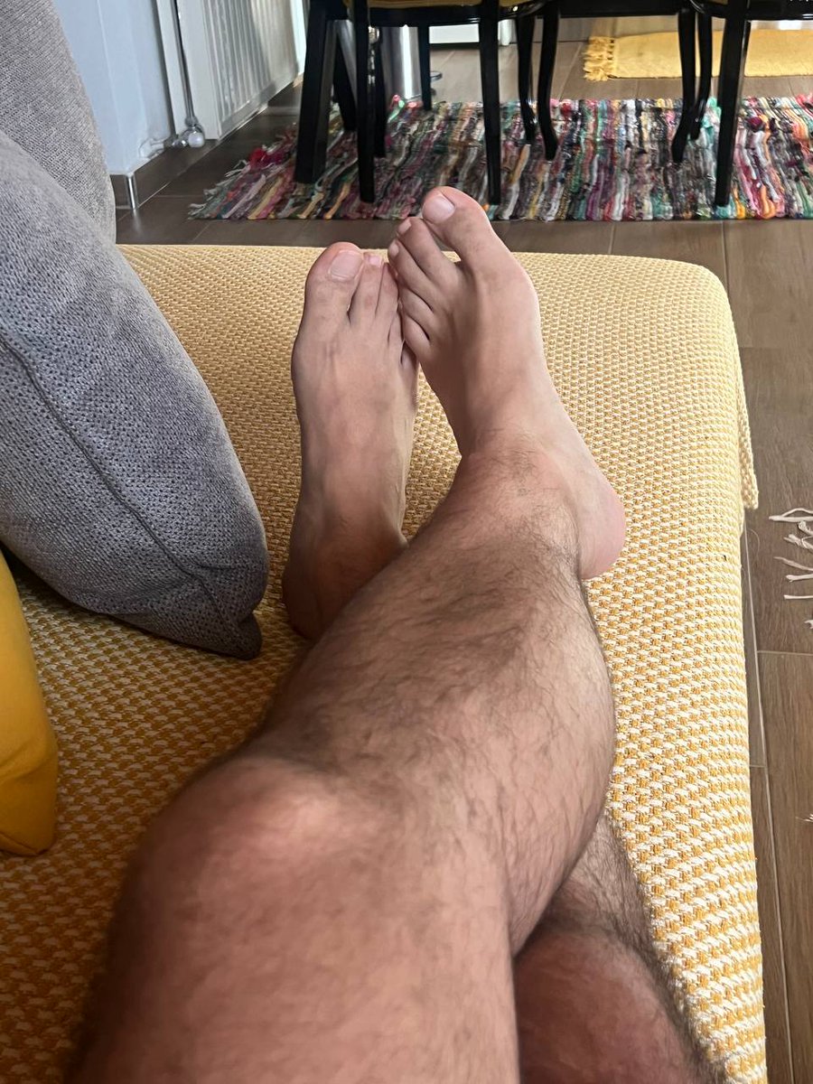 Time for your daily dose of tops. #malefeet #feetmale #mensfeet #daddykink #daddyfeet #footfetısh #footfetish #footmen #feetmen #menfeet #tattoos #beard #guyfeet #toes #soles #feet