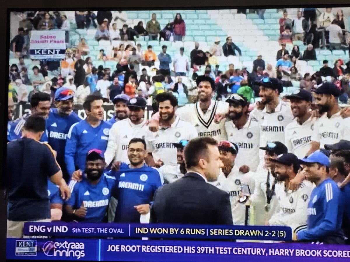 CricUniverse7's tweet image. Team India 🇮🇳 celebrate the Series drawn and Win at Oval #Test

#ENGvINDTest #MohammedSiraj #LaVozArgentina #ShubmanGill #KCONLA2025 #เป๊กผลิตโชค️ #SpiderManBrandNewDay #BLACKPINK_DEADLINE #CDTVライブライブ #Lollapalooza