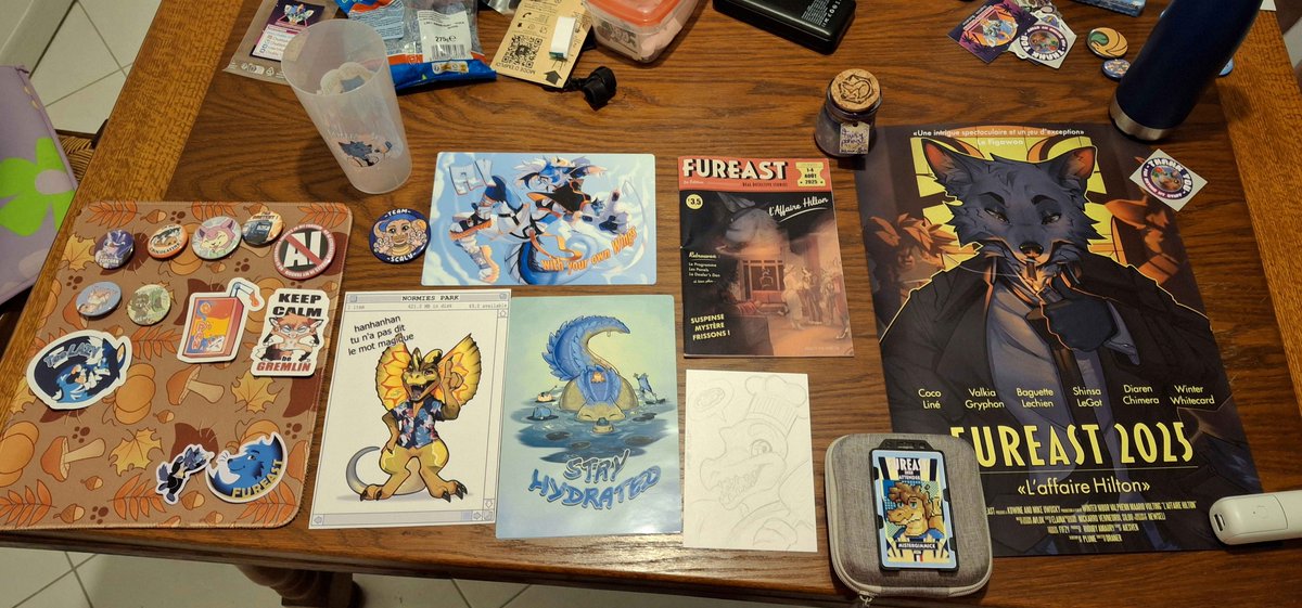 P'tit résumé de ce que j'ai acheté a la dealers dean de la <a href="/FurEast_Event/">FurEast</a> 
avec des artistes de qualité comme <a href="/CocoLineArts/">CocoLine SFW / FBL#13</a> <a href="/ChubbyKirin/">⛩️Chububu⛩️</a> et j'connais pas les @ de tous les autres X)
J'ai deja tout collé ou mis au mur mdr

#FurEast #FurEast2025