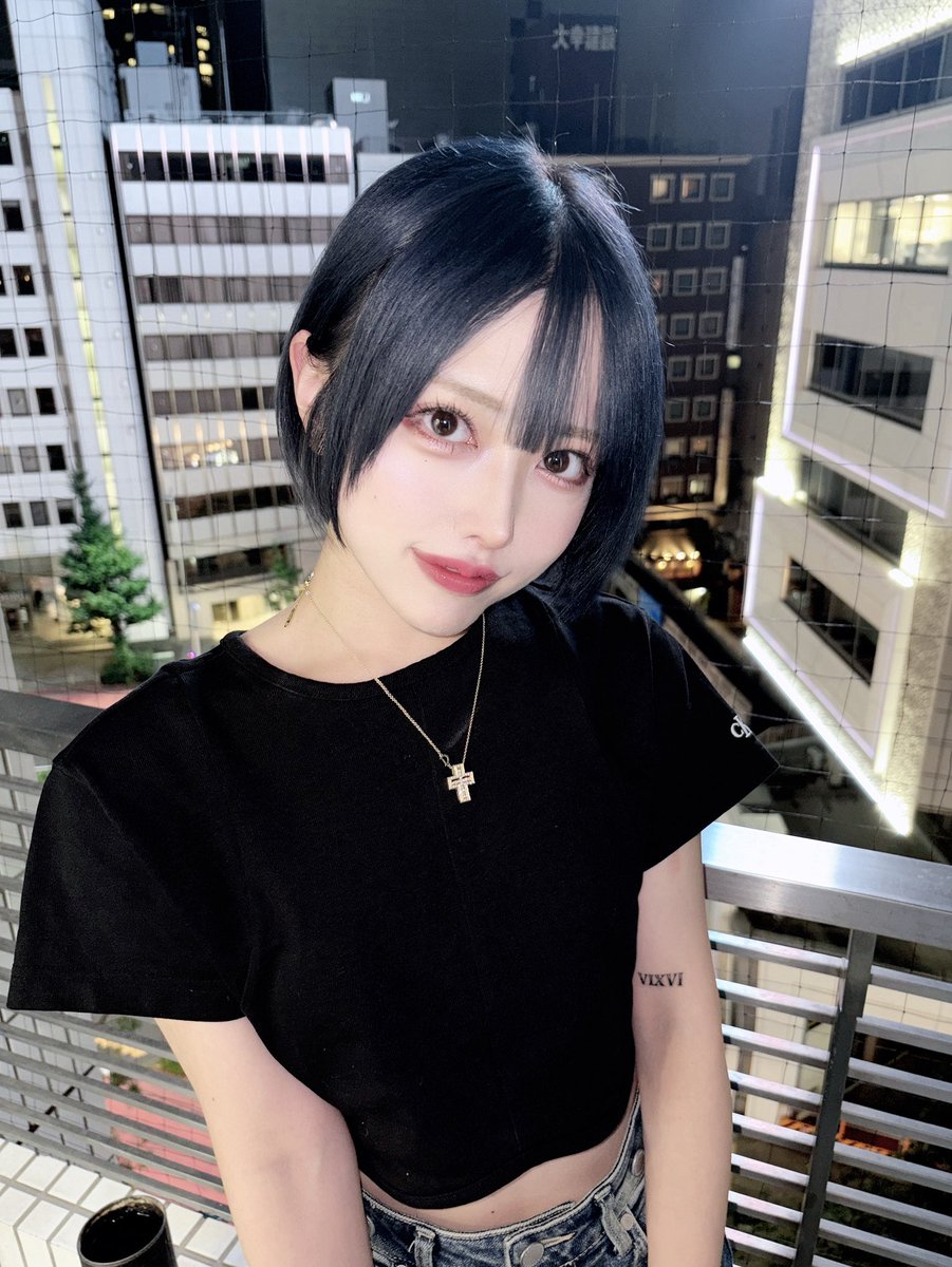 暗髪、ショート、裸眼🦕