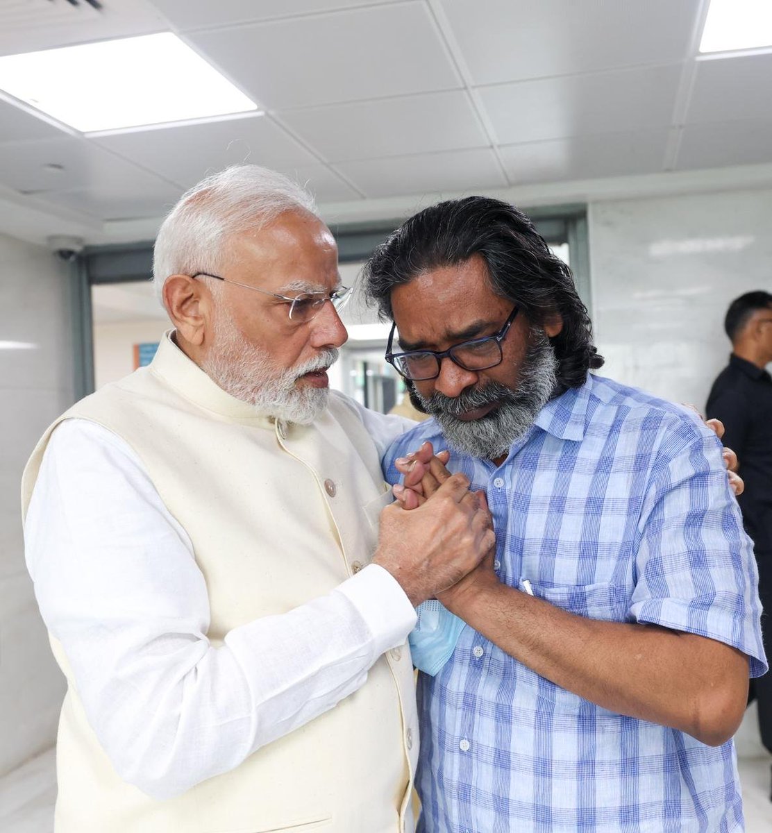 ANSHUL YADAV (@anshulydv02) on Twitter photo рд╢рд┐рдмреВ рд╕реЛрд░реЗрди рдЬреА рдХреЗ рджреЗрд╣рд╛рдВрдд рдкрд░ рдкреНрд░рдзрд╛рдирдордВрддреНрд░реА рдирд░реЗрдВрджреНрд░ рдореЛрджреА рдЬреА рдиреЗ рд╣реЙрд╕реНрдкрд┐рдЯрд▓ рдкрд╣реБрдВрдЪрдХрд░ рд╣реЗрдордВрдд рд╕реЛрд░реЗрди рдФрд░ рдЙрдирдХреЗ рдкрд░рд┐рд╡рд╛рд░ рд╕реЗ рдореБрд▓рд╛рдХрд╝рд╛рдд рдХреАред
рдореЛрджреА рдЬреА рдЗрд╕ рджреБрдГрдЦ рдХреА рдШрдбрд╝реА рдореЗрдВ рд╣реЗрдордВрдд рд╕реЛрд░реЗрди рдЬреА рдХреЗ рд╕рд╛рде рдЦрдбрд╝реЗ рджрд┐рдЦрд╛рдИ рджрд┐рдПред рд╢рд┐рдмреВ рд╕реЛрд░реЗрди рдЬреА рдХреЗ рджреЗрд╣рд╛рдВрдд рдкрд░ рдкреНрд░рдзрд╛рдирдордВрддреНрд░реА рдирд░реЗрдВрджреНрд░ рдореЛрджреА рдЬреА рдиреЗ рд╣реЙрд╕реНрдкрд┐рдЯрд▓ рдкрд╣реБрдВрдЪрдХрд░ рд╣реЗрдордВрдд рд╕реЛрд░реЗрди рдФрд░ рдЙрдирдХреЗ рдкрд░рд┐рд╡рд╛рд░ рд╕реЗ рдореБрд▓рд╛рдХрд╝рд╛рдд рдХреАред
рдореЛрджреА рдЬреА рдЗрд╕ рджреБрдГрдЦ рдХреА рдШрдбрд╝реА рдореЗрдВ рд╣реЗрдордВрдд рд╕реЛрд░реЗрди рдЬреА рдХреЗ рд╕рд╛рде рдЦрдбрд╝реЗ рджрд┐рдЦрд╛рдИ рджрд┐рдПред