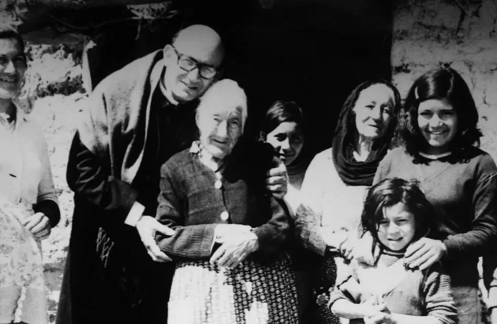 El Obispo Angelelli defendió a la gente, caminó con su pueblo y realizó una enorme tarea por los más humildes de la Argentina.

En un nuevo aniversario de su asesinato lo recordamos, y sobre todo, nos comprometemos con su legado y con la enorme tarea que hacen tantos curas