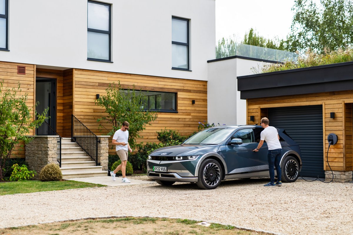 Do you find EVs complicated? Are you confused by terms like ICE, BEV, and CHAdeMO?🤔🚗

Over the coming weeks, we’ll be demystifying EVs and explaining them in simple terms.

➡️ Want a head start? Our website is packed with info on a range of topics: pod-point.com/guides