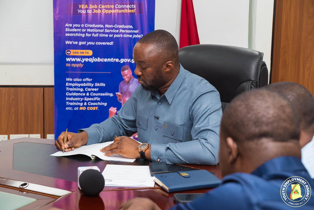 The Youth Employment Agency (YEA), led by CEO Malik Basintale, has signed an MoU with the National Insurance Commission to train and deploy 500 youth as certified insurance agents through the Ghana Insurance College.

#YEAGhana #JobsForAll #500Opportunities #NIC