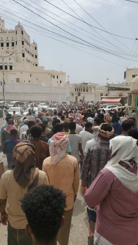 حاضرة وادي حضرموت لليوم التاسع تستمر في الثورة الحضرمية المباركة التي كشفت فساد كبير يمارس ضد الموطن طيلة ٣ أعوام من ارتفاع الصرف الغير مبرر و زيادة الأسعار الغذائيه و المشتقات النفطية وانقطاع شبه كامل في الكهرباء 

#ثورة_الجياع
#انتفاضة_حضرمية 
#حلف_قبائل_حضرموت