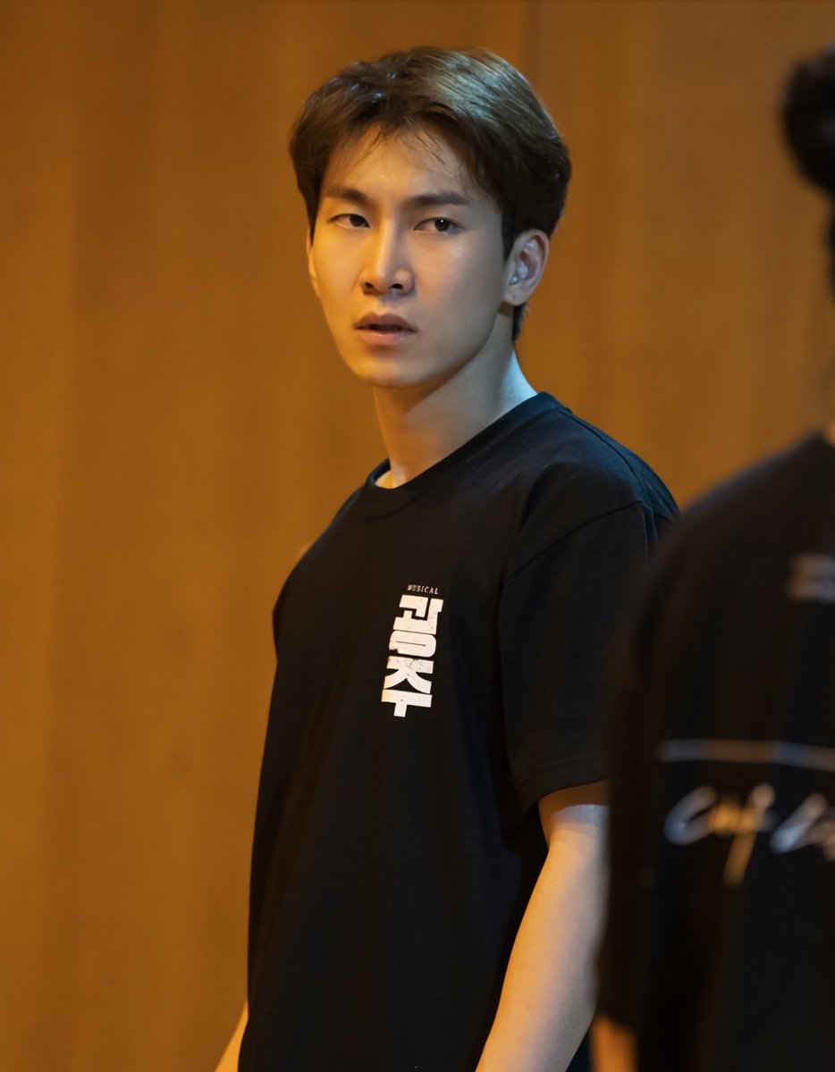 martabakblue's tweet image. stop scrolling y'all have to see this the "give up" and "our life is no correct" guy 🙂‍↕️