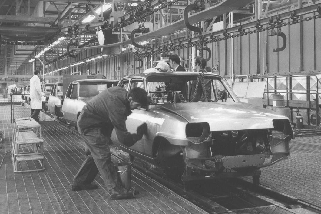 jon_delorraine's tweet image. 🔴🇪🇺 ALERTE INDUSTRIE | « Ce n’est pas une tempête qui va passer » : l’industrie automobile européenne est au bord de l’effondrement, selon plusieurs dirigeants du secteur.

➡️ Concurrence chinoise ultra-agressive
➡️ Explosion des coûts énergétiques et salariaux
➡️…