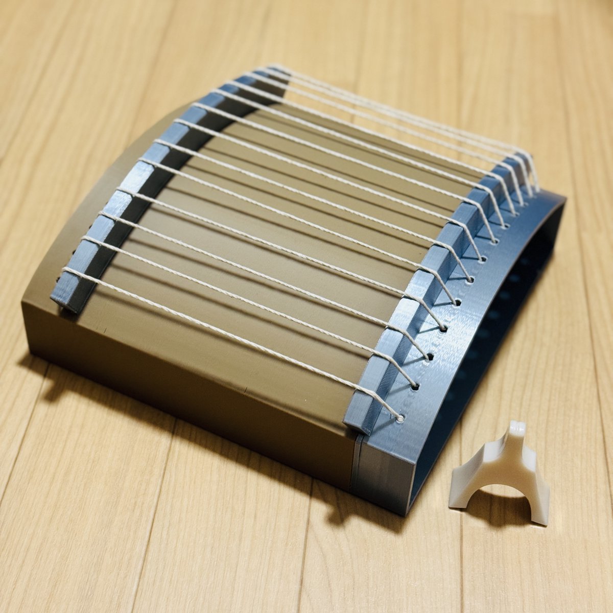 3Dプリンターで、箏の頭部だけみたいなものを作った。
写真の琴柱は普通にお箏で使われる琴柱。

右手の練習用のイメージ。音は鳴らない。
「この音とまれ！」で主人公たちが段ボール箏を作っていたが、その強化版みたいな感じ。

お箏弾きの皆さんは、こういうのがあったら欲しい？