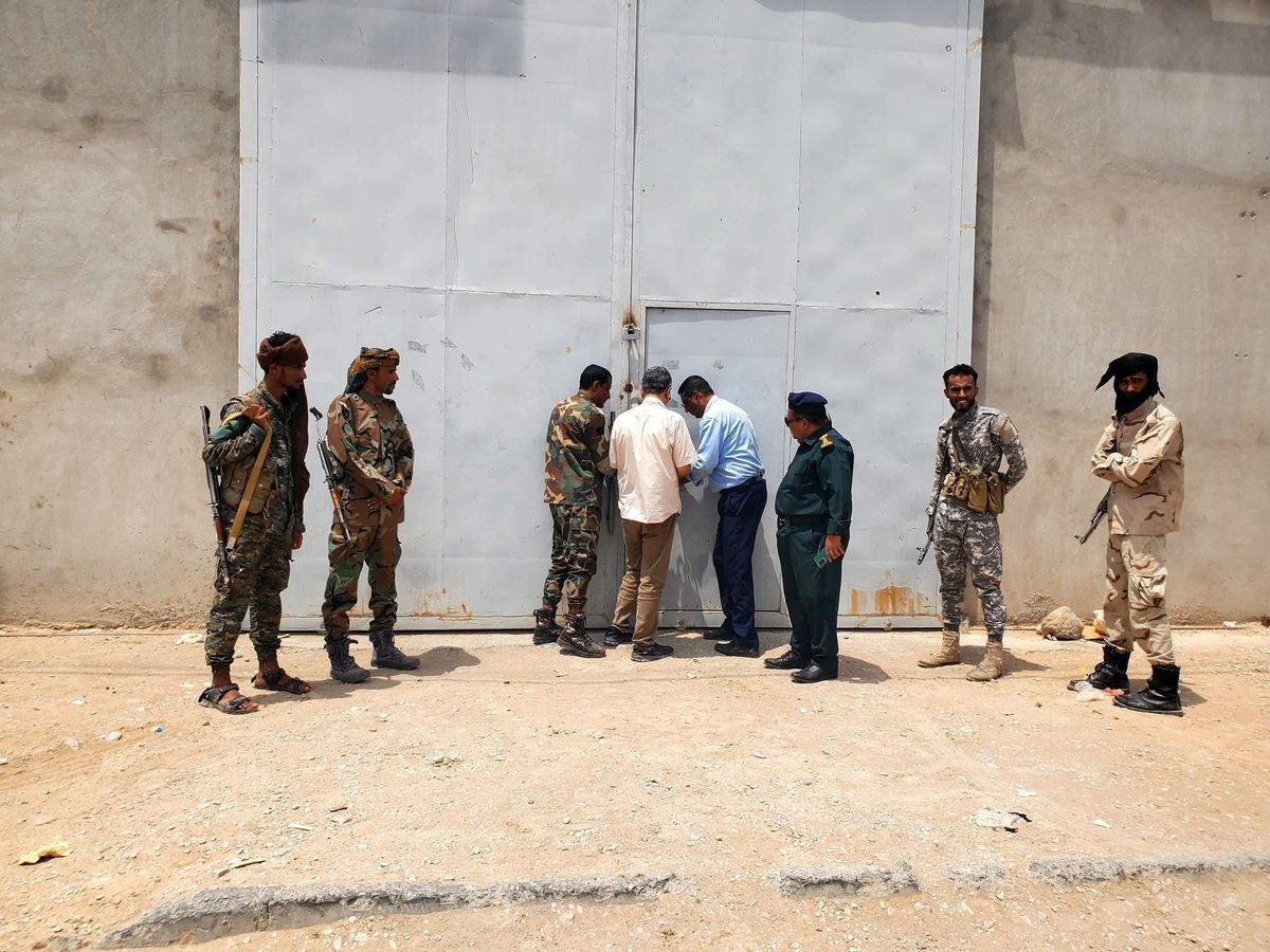 سلطة شبوة تضع قفل على محلات ومستودعات شركات هائل سعيد أنعم سيئة السمعة حتى اشعار آخر.
#قاطعوا_منتجات_هائل_سعيد_أنعم