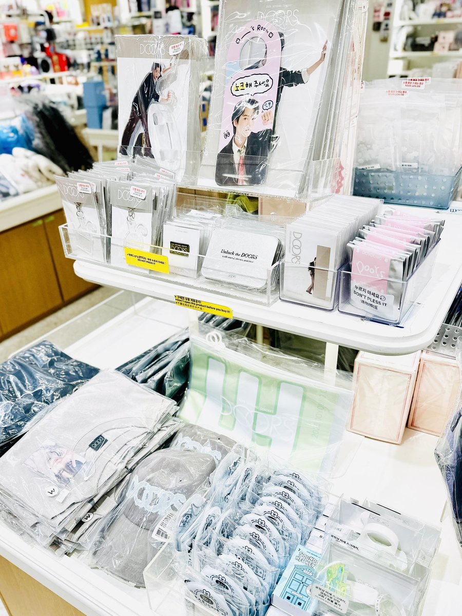 [#DOYOUNG]

도영이가 여는 문🚪
언제나 ュ 앞ના ⋌∣즈니가 있ન ❤︎

2025 DOYOUNG CONCERT
[ Doors ] OFFICIAL MD
위드뮤 홍대점에서 만나보세요(୨୧ ❛ᴗ❛)💚

#DOYOUNG #도영 #도어스
#Doors #DOYOUNG_Doors 
#NCT #NCT127
#위드뮤 #위드뮤홍대 #WITHMUU