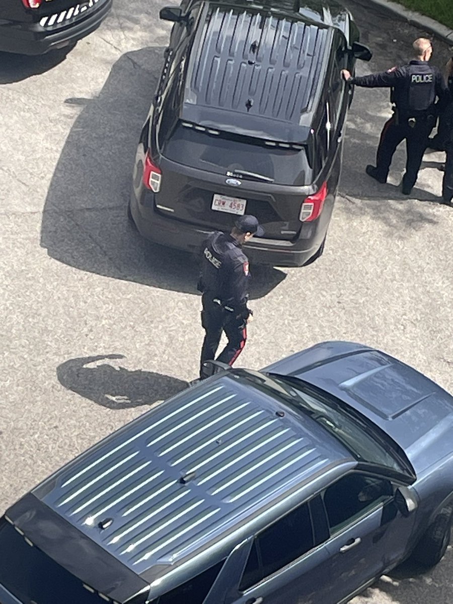 FiestaMedici633's tweet photo. I had the unfortunate experience of watching the @CalgaryPolice racially profile a Black individual, detaining them, while responding to a call on July 18 at approximately 11:45 AM. Not only did they do this, they extremely escalated a situation when their job is to de-escalate. https://t.co/kYxRoYo9PA