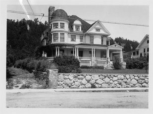 #DYK that Mackinac Island has been a tourist destination for generations? This undated photograph shows a summer cottage on the island. #MSUHistory