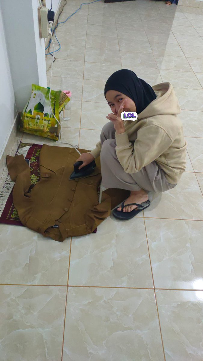 Agustus-ku di awali dengan subuh mati lampu dan berujung nyetrika di sekolah🤗🤗🤗🤗🤗🤗🤗🤗