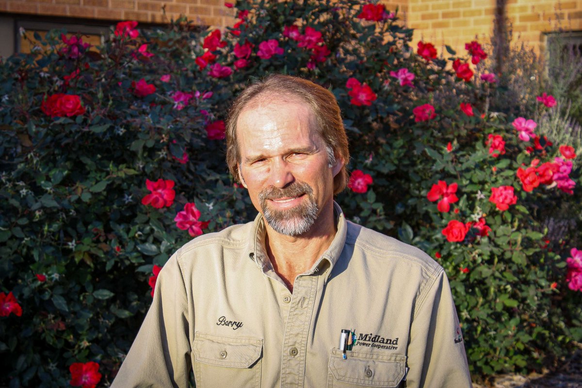 🎉 Please join us in congratulating Barry Munson, foreman of the Iowa Falls crew, on an incredible 40 years of service! 🎉

Thank you for decades of outstanding work and loyalty to Midland Power. We're proud to celebrate this milestone with you! #EmployeeMilestone #40YearsStrong