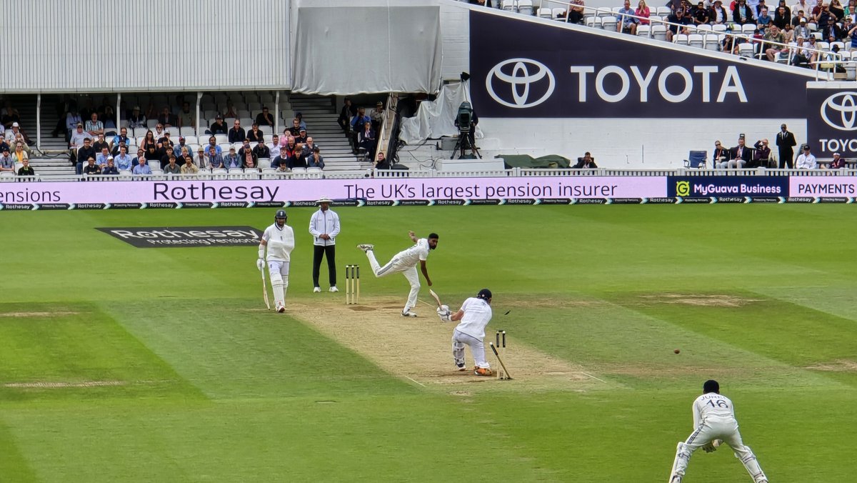 A picture is worth a thousand words!

Pic Credit: <a href="/Sourav_Journo/">Sourav Roy</a> #ENGvIND