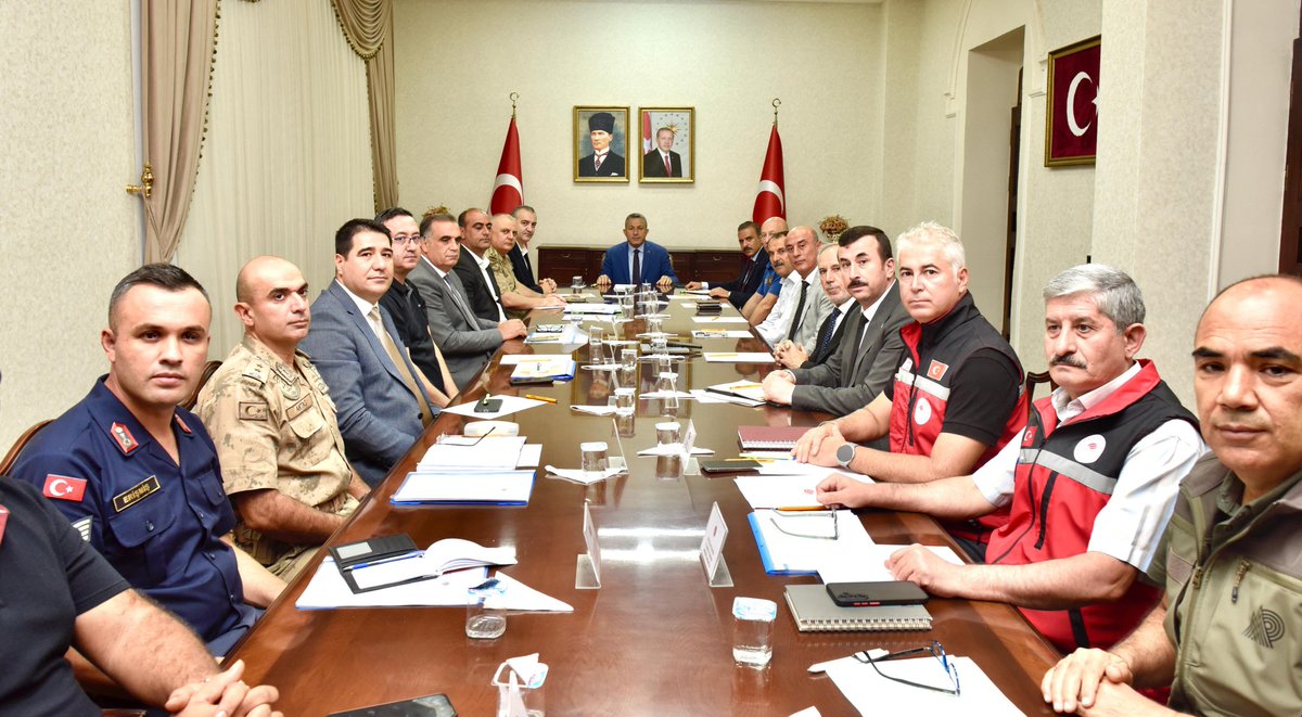 Hayvan Hakları Koruma Kurulu Koordinasyon Toplantısı Valimiz Sayın Tahir Şahin’in başkanlığında gerçekleştirildi.

Toplantıda 5199 sayılı Hayvanları Koruma Kanunu kapsamında ilimizde yürütülen çalışmalar, sokak hayvanlarının hakları, korunması, bakımı ve rehabilitasyon süreçleri