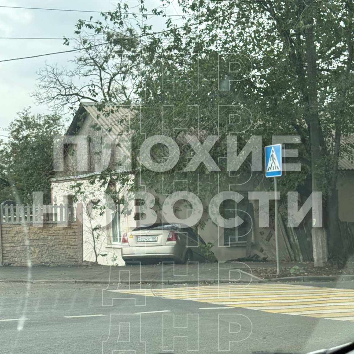 Short_DPR's tweet image. 🚧 Въехал в забор на пересечении ул. Светлого Пути и ул. Левобережной в Донецке