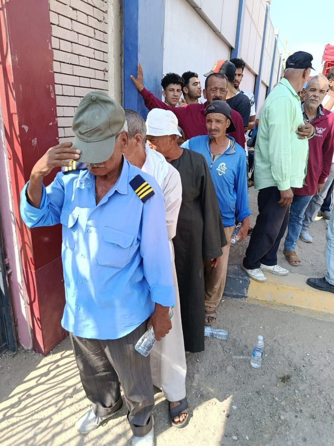 الصورة من امام لجان انتخابات مجلس الشيوخ للأسف الصورة مش محتاجة كلام الناس واقفه مخبيه وشوشها مكسوفين من الفعل اللي بيعملوه اللي هو المفروض فعل مشرف وبيوضح مدى قوتهم وتأثير صوتهم لكن علشان هما عارفين انهم واقفين لسبب تاني خالص ومضطرين للوقفه دي ورافضينها من داخلهم فبيخبوا وشوشهم