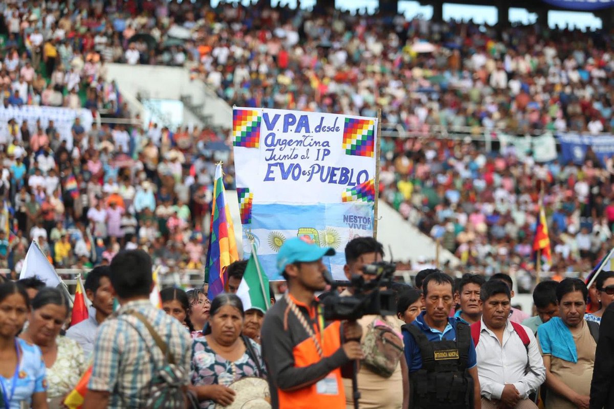 🇧🇴 En el estadio de Ivirgarzama, de Cochabamba, se realizó un histórico y multitudinario Encuentro del Runasur. La delegación de la CTA acompañó al hermano Evo Morales en la construcción de un Movimiento Intercontinental Anticolonial. Conciencia, identidad y liberación.