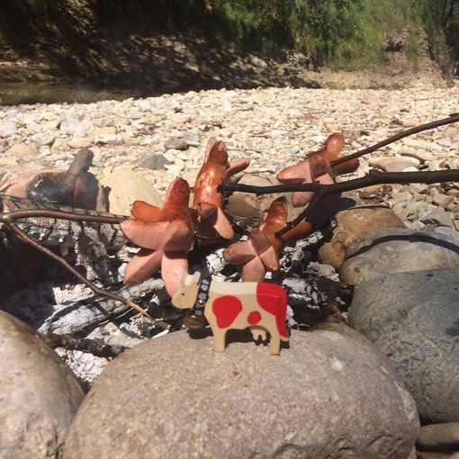 🐮 Summer moo-ment: Today, it’s about food! 🇨🇭

I’m soaking up the sun, watching tasty Cervelats gently grill on sticks. Normally, I’m all about fresh grass, but as a Swiss cow, I admit Cervelats now and then are simply moo-licious! 🔥

Have you ever tasted this Swiss sausage?