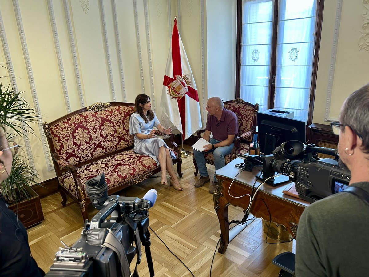 Las fiestas de #LaBlanca2025 ya están en marcha 🎉
Durante toda la mañana he atendido a los medios de comunicación, compartiendo con ellos el inicio de una semana muy especial para #VitoriaGasteiz.
Gracias por el interés, el respeto y por contribuir a que la emoción de estos días