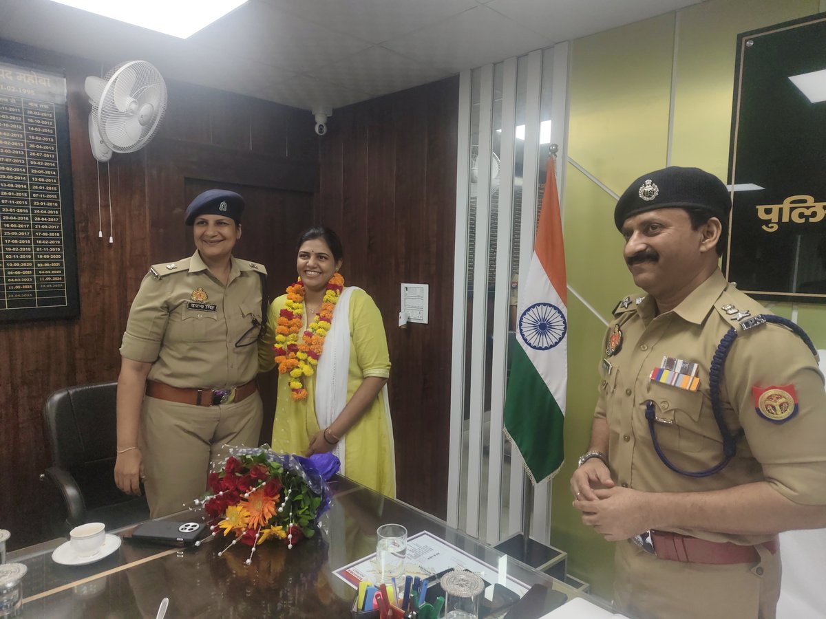 mahobapolice's tweet image. "श्रीमती हर्षिता गंगवार, पुलिस उपाधीक्षक के जनपद महोबा से पुलिस मुख्यालय लखनऊ स्थानान्तरण होने पर विदाई समारोह का आयोजन।"
🔸पुलिस अधीक्षक महोबा श्री प्रबल प्रताप सिंह द्वारा पुलिस कार्यालय महोबा में विदाई समारोह का आयोजन किया गया।
🔸विदाई समारोह में अपर पुलिस अधीक्षक महोबा…